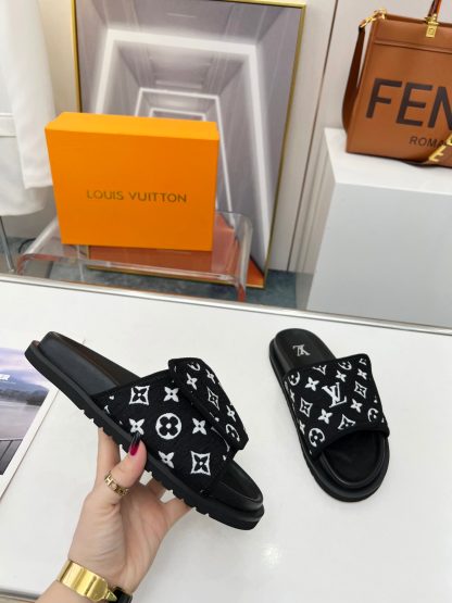 Louis Vuitton couple's early autumn new embossed logo hot-selling slippers - Image 6