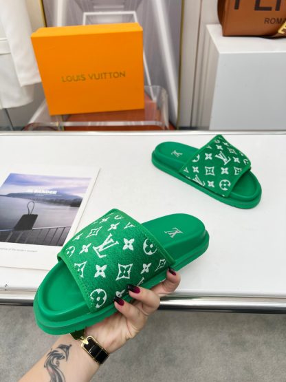 Louis Vuitton couple's early autumn new embossed logo hot-selling slippers - Image 6