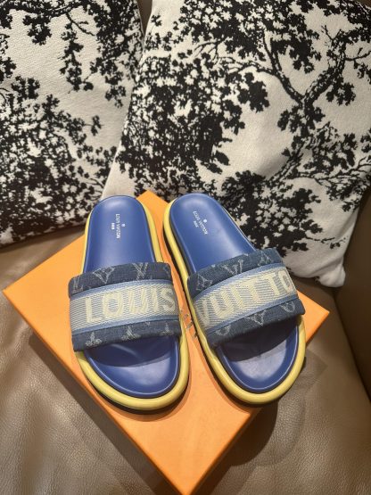 Louis Vuitton classic flip flops - Image 6