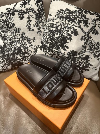 Louis Vuitton classic flip flops - Image 6