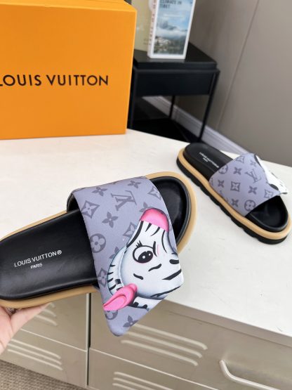 Louis Vuitton embossed logo Ol Llow Comfort slide sandals - Image 6