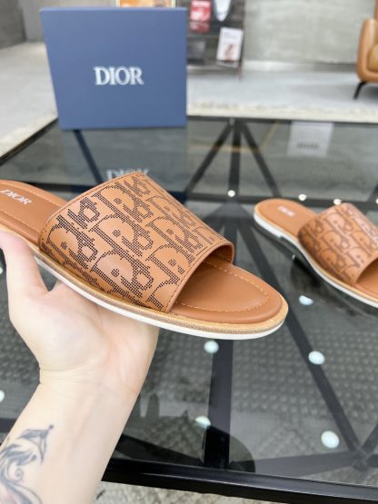 Dior Fashion Temperament Flat Stand - Image 6