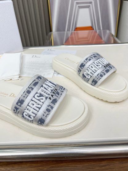 Dior's new versatile platform sandals - Image 6