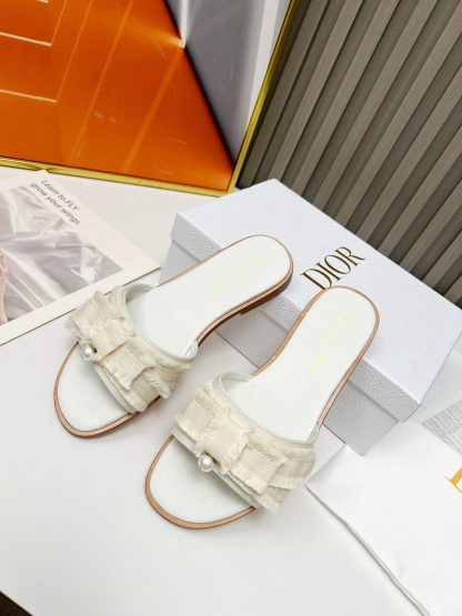 Dior's new versatile pearl slippers - Image 6