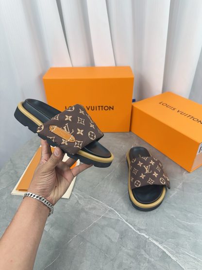 Louis Vuitton's latest fashion casual half slippers - Image 6