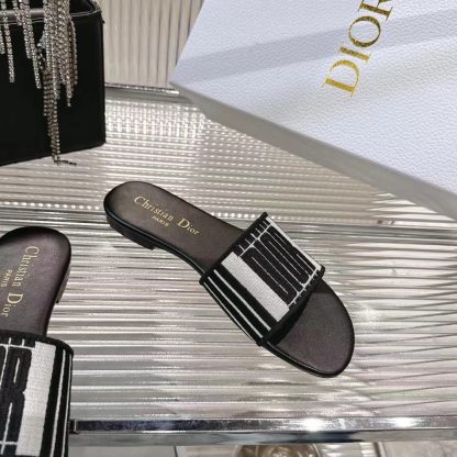 Dior logo embroidery color matching flip flops - Image 6