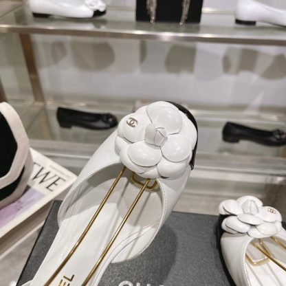 Chanel's new early spring camellia sheepskin fabric thick-heeled white sandals with a heel height of 2.5cm - Image 7