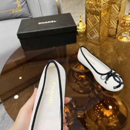 Chanel autumn and winter new white round head with bow retro loafers - Image 7