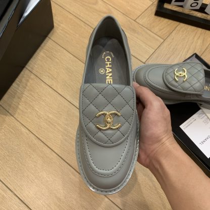 Chanel's new elegant and durable blue-gray loafers for early spring - Image 6