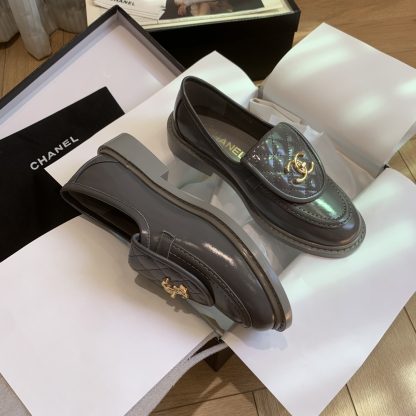 Chanel's new elegant and durable blue-gray shiny loafers for early spring - Image 6