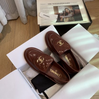 Chanel's new elegant and durable red shiny loafers for early spring - Image 7