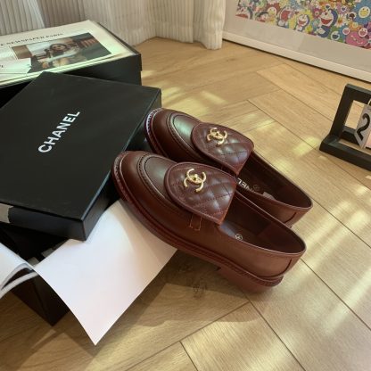 Chanel's new elegant and durable red matte loafers for early spring - Image 7