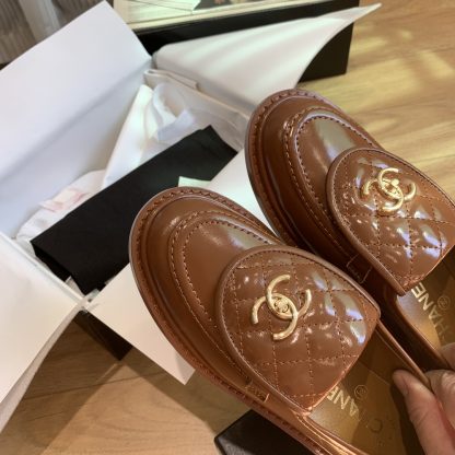 Chanel's new elegant and durable brown loafers for early spring - Image 7