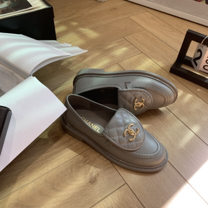 Chanel's new elegant and durable blue-gray matte loafers for early spring - Image 7