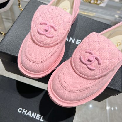 Chanel's new pink loafers for early spring - Image 7