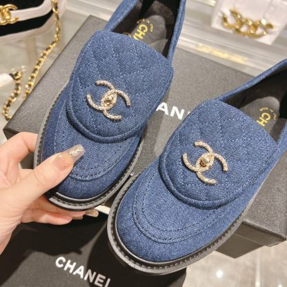 Chanel's new dark blue loafers for early spring - Image 7