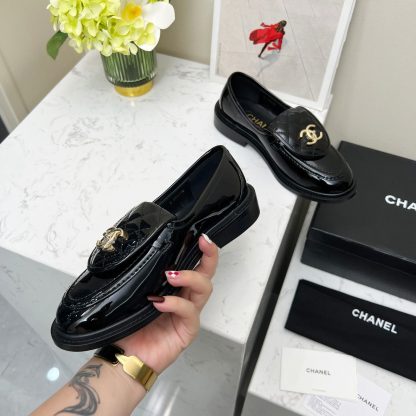 Chanel's early spring black shiny new temperament loafers - Image 7