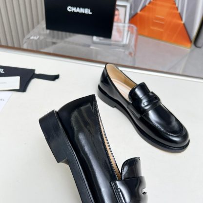 Chanel Early Autumn New Small Round Toe Black Shiny Retro Loafers - Image 6