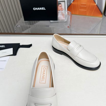 Chanel Early Autumn New Small Round Head White Retro Loafers - Image 6