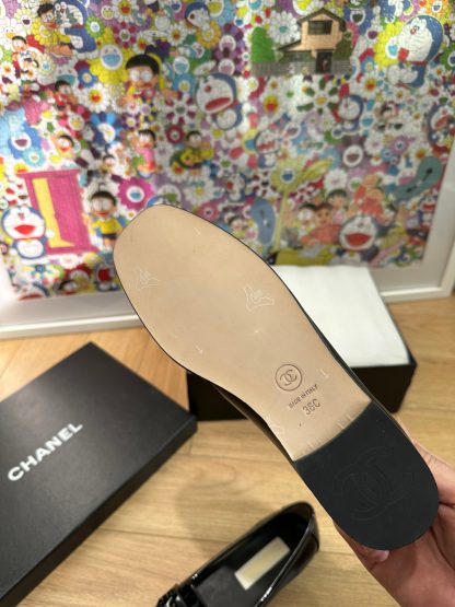 Chanel autumn and winter four seasons retro style small round head black shiny loafers - Image 7