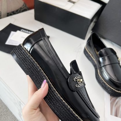 Chanel's new four seasons retro style small round head black shiny loafers - Image 6