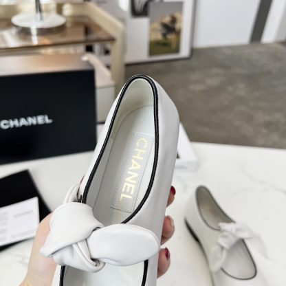 Chanel white autumn and winter retro style small round head with bow loafers - Image 7
