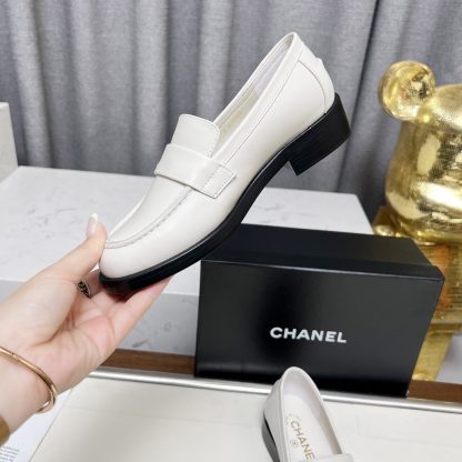 Chanel autumn and winter white retro loafers - Image 7