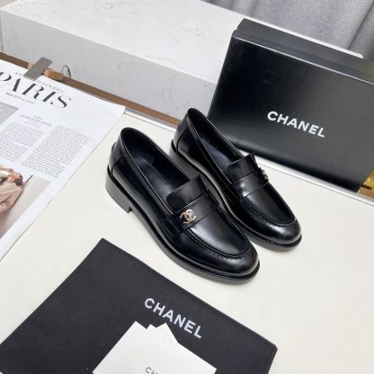 Chanel autumn and winter black shiny retro loafers - Image 7