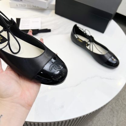 Chanel's new black early spring product is slim and paired with lace-up loafers - Image 7