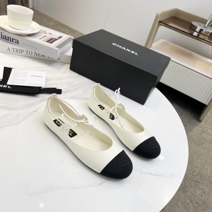 Chanel's new white early spring products are slim and paired with lace-up loafers - Image 7