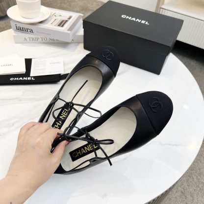 Chanel's early spring black matte new product is slim and paired with lace-up loafers - Image 7