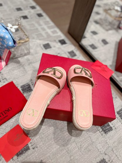 VALENTINO exquisite lychee pattern large V buckle fashion slippers - Image 7