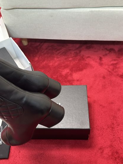 Chanel's new simple, stylish and comfortable black shiny short boots with a heel height of 5cm - Image 7