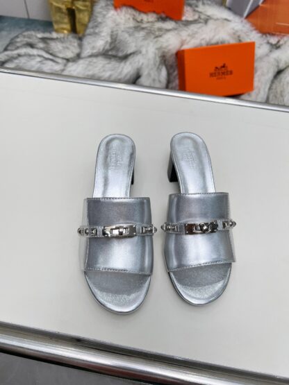 Hermès Spring/Summer new silver block-heeled sandals, heel height 5cm - Image 7