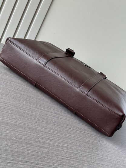 Prada's popular large-capacity briefcase - Image 7