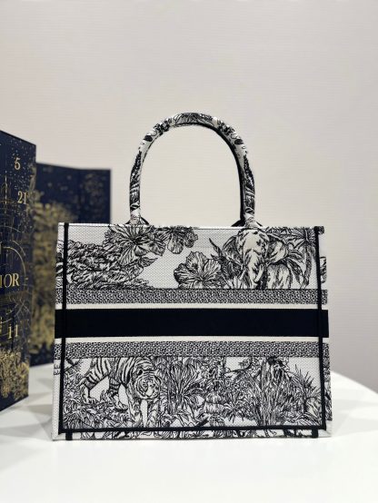 Dior Spring/Summer Series Jungle White Tiger Tote Bag - Image 7