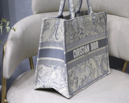 Dior 𝐁𝐎𝐎𝐊 𝐓𝐎𝐓𝐄 bags - Image 7