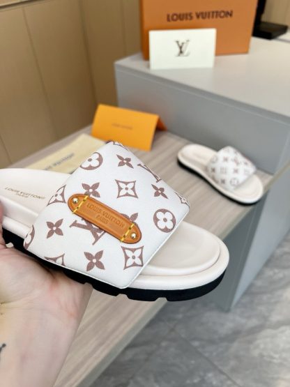 Louis Vuitton's latest fashion casual half slippers - Image 7