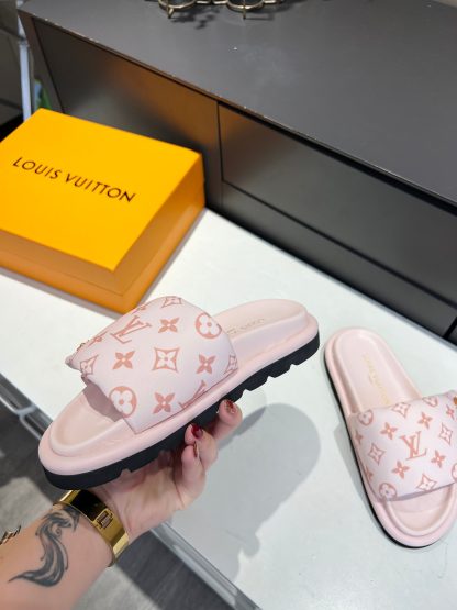 Louis Vuitton's latest fashion casual half slippers - Image 6