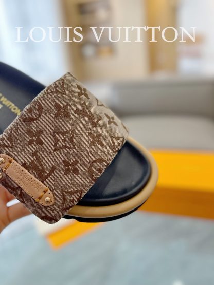 Louis Vuitton's latest fashion casual half slippers - Image 7