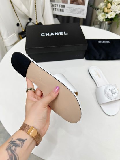 Chanel new white fabric sheepskin slippers - Image 7