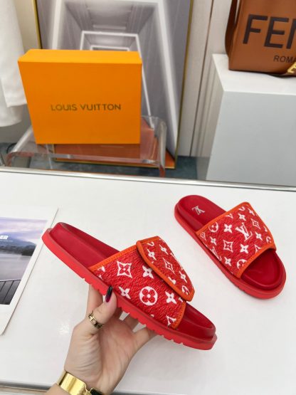 Louis Vuitton couple's early autumn new embossed logo hot-selling slippers - Image 7