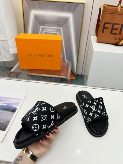 Louis Vuitton couple's early autumn new embossed logo hot-selling slippers - Image 7