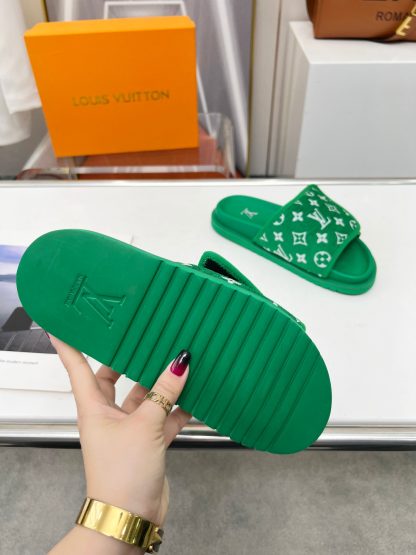 Louis Vuitton couple's early autumn new embossed logo hot-selling slippers - Image 7