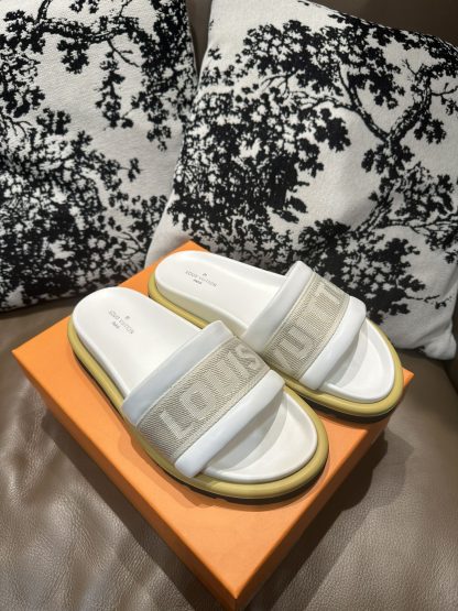 Louis Vuitton classic flip flops - Image 7