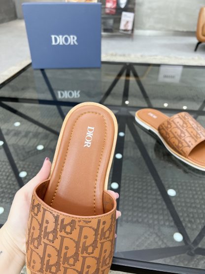 Dior Fashion Temperament Flat Stand - Image 7