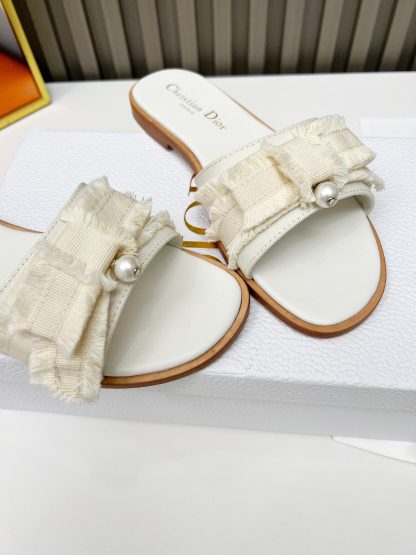 Dior's new versatile pearl slippers - Image 7