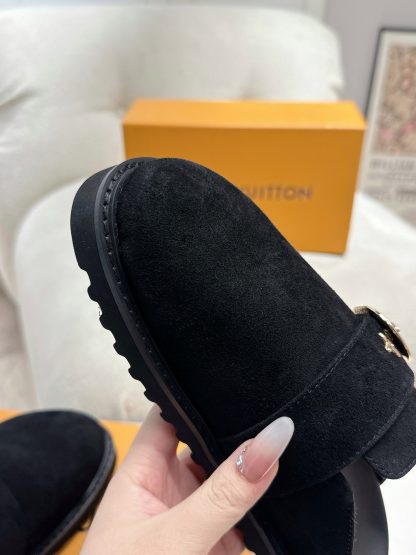Louis Vuitton winterbreak comfert flat slides - Image 6