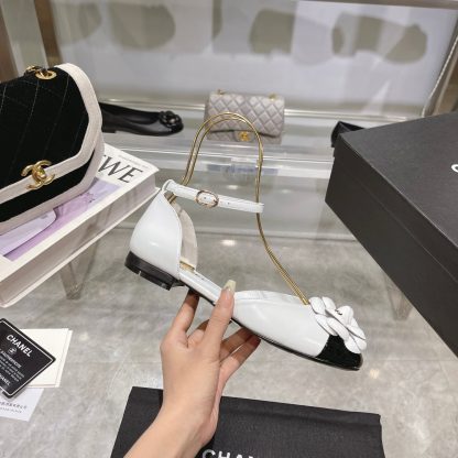 Chanel's new early spring camellia sheepskin fabric thick-heeled white sandals with a heel height of 2.5cm - Image 8