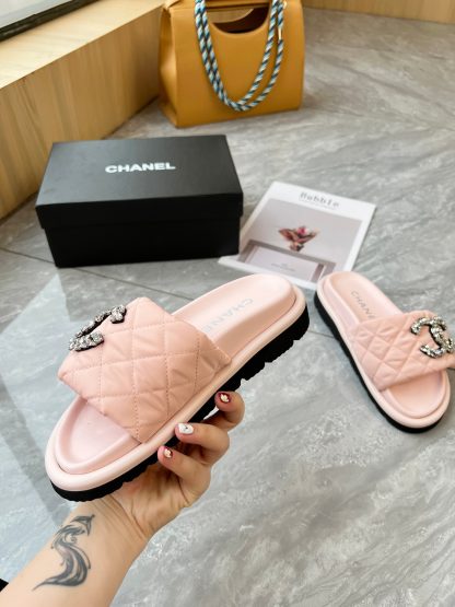 Chanel couple's high-end fashionable pink sandals - Image 8